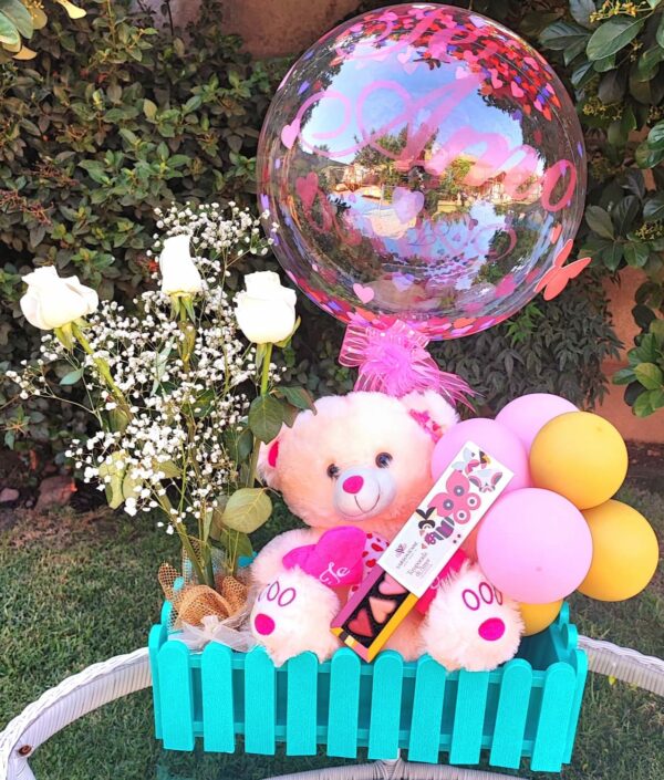 Elegante arreglo con rosas , globos y Bombones Varsovienne