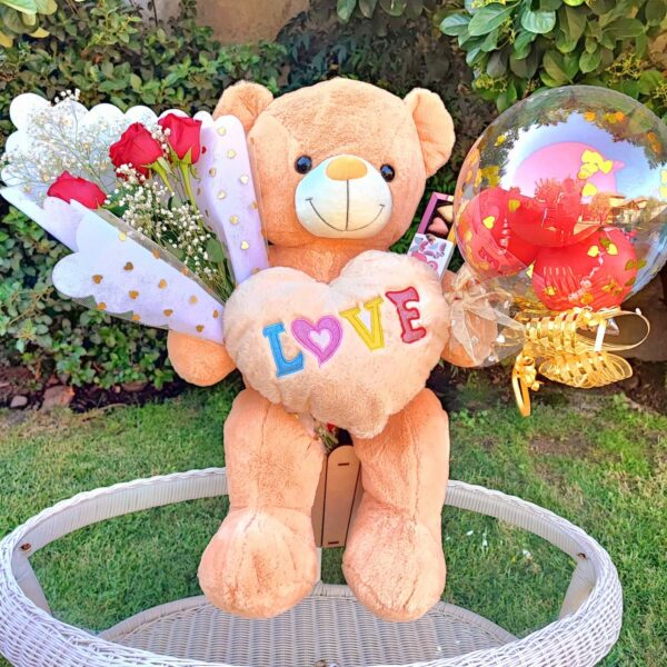 Peluche gigante con Ramo de Rosas y bouquet de globos