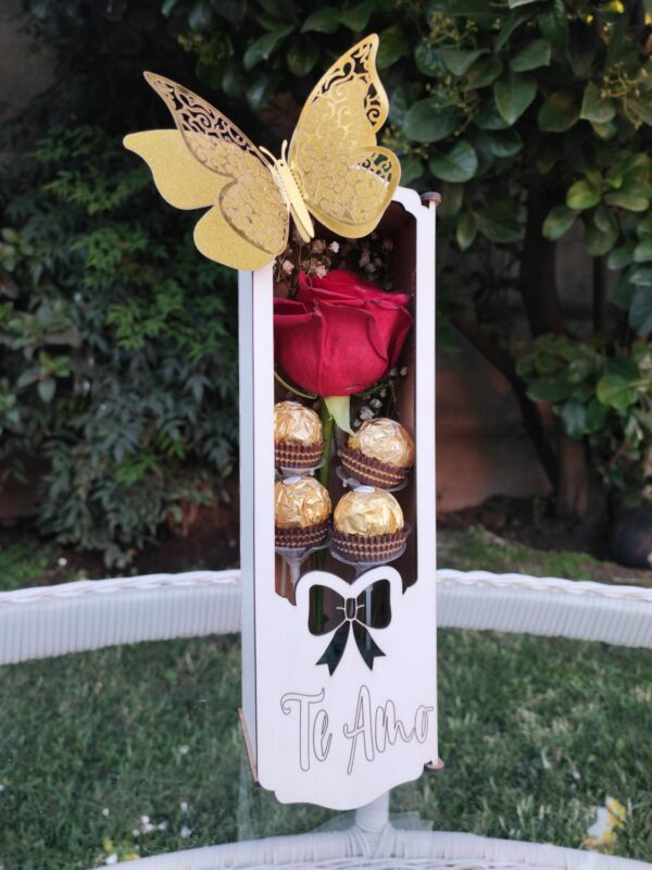 Caja de madera " Te Amo" Bombones Ferrero Rocher y fina Rosa.