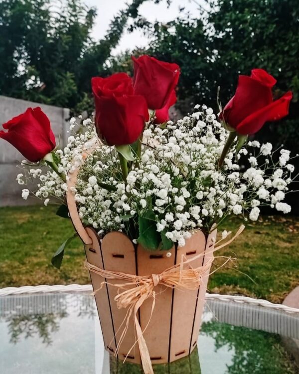 Elegante bouquet de 6 rosas , en balde de madera